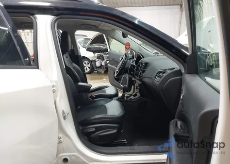 2021 Jeep Compass Altitude 4X4 z USA, uszkodzony, nr VIN 3C4NJDBB0MT512620